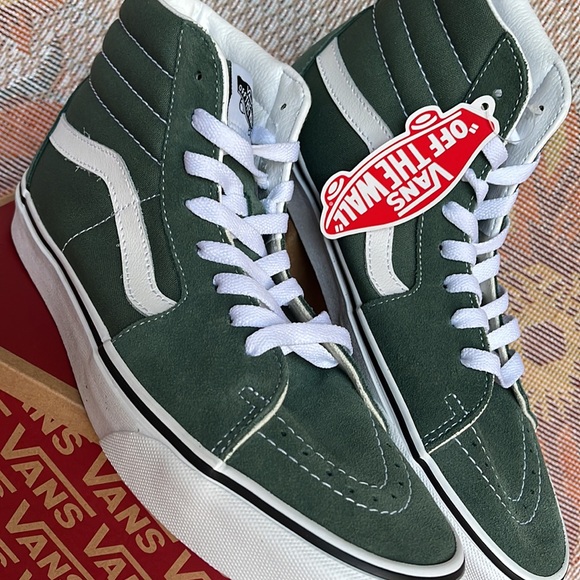 Vans Sk8-Hi
Color Theory Duck Green
VNOA7Q5NYQW
Men’s sneakers - Picture 10 of 16
